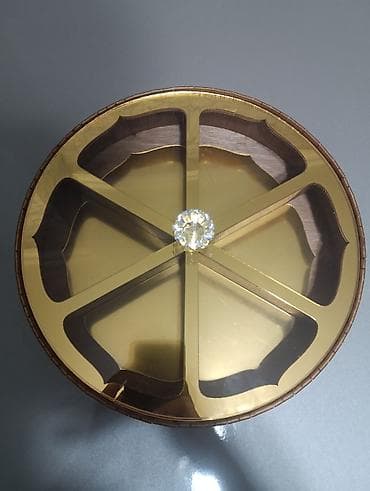 Qapaqlı, bölməli qəlyanaltı/şirniyyat qabı - Dairəvi forma, üstündə