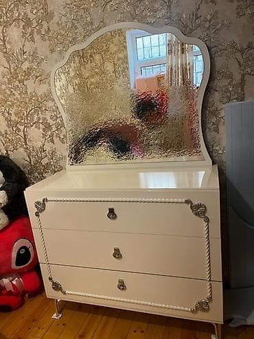 carpayi islenmis: Klassik üslubda yataq otağı mebel dəsti Tərkib: - 3 qapılı şkaf – — 1