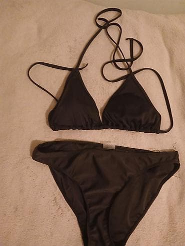 Çimərlik geyimləri: Qara bikini dəsti - Üst: üçbucaq kəsimli, incə iplərlə boyundan və — 2