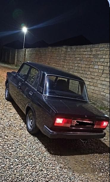 VAZ klassik sedan - Kuzov: 4 qapılı sedan, qara rəng - Arxa