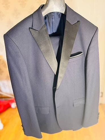 Kişi smokinqi – tünd qara rəngdə, atlas parıltılı qara şal yaxalı. -