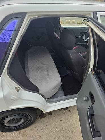 2 9 mator: Avtomobil salonu və daxili təchizat - Kuzov: ağ rəngli, 4 qapılı — 3