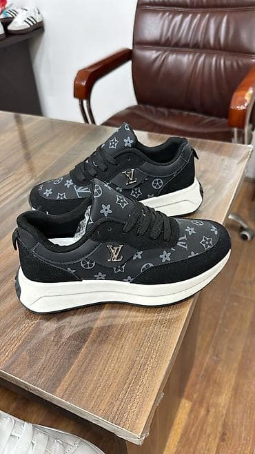 Botinkalar: Qara rəngli uniseks idman ayaqqabısı - Rəng: qara, boz naxışlı üst — 1