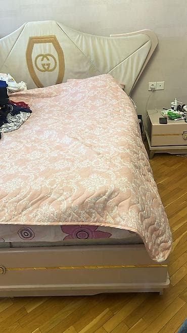 qorka kamot: İkinəfərlik çarpayı, Komod — 1