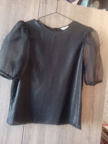 atlas köynəklər: KOTON-dan,qara, qolları tüllü, parıltılı bluz. 42 ölçüdür. Cəmi bir — 5