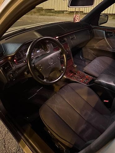 Mercedes-Benz E-Class: 2.2 l | 2000 il Sedan — 5