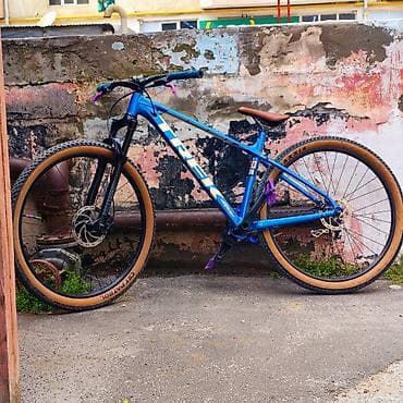 velasbet: Trek hardtail dağ velosipedi - Gövdə: yüngül alüminium, mavi rəngdə — 10