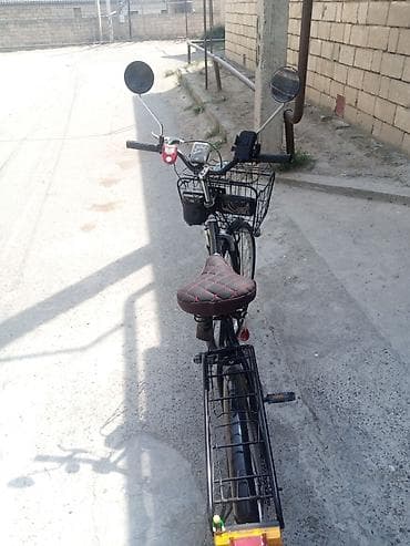 Şəhər gəzintisi üçün yol velosipedi - Rəng: qara, mavi elementlərlə - — 2