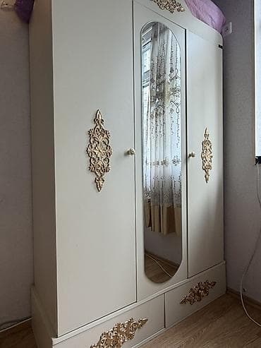 qapi taxda: Üçqapılı dolab, kremli rəngdədir və qızılı rəngli dekorativ — 2