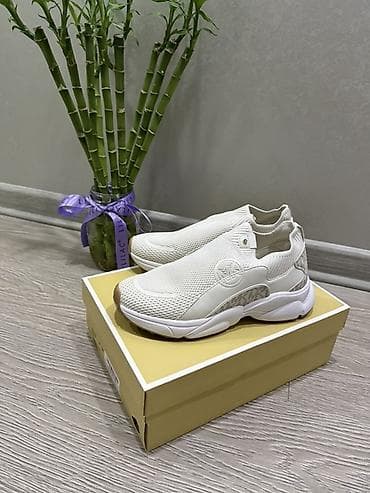 ag krasovka: Michael Kors qadın slip-on idman ayaqqabısı. Ağ rəngli, nəfəsalan tor — 4