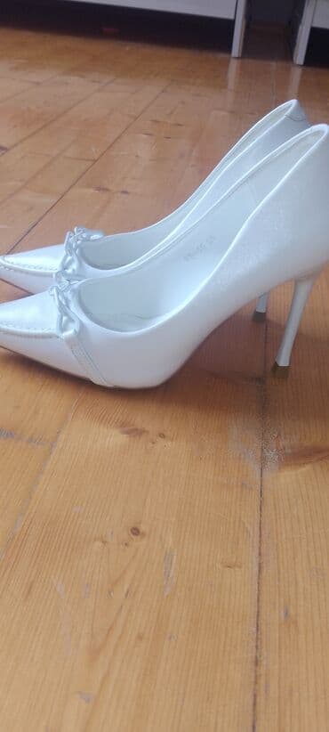 женские прозрачные туфли: Paris markalı ağ rəngli, ucu sivri qadın dikdaban ayaqqabıları — 2