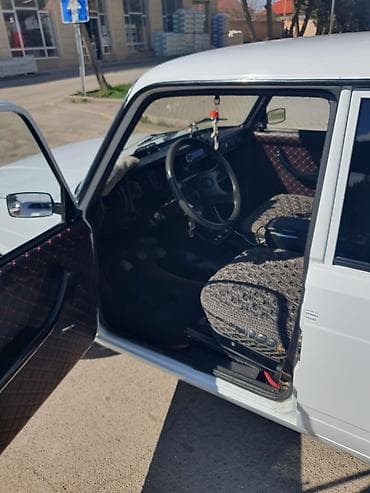 VAZ 2107 sedan - Kuzov: ağ rəng, 4 qapılı, klassik dizayn - Salon