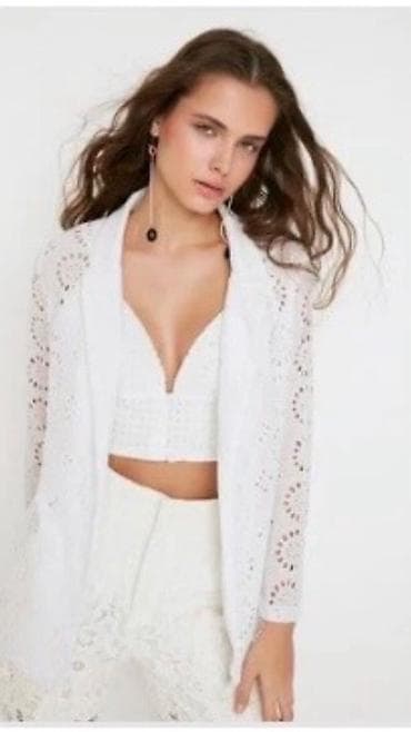 Ağ rəngli, naxışlı krujeva detallı qadın üçlük dəst: - Uzun, açıq önlü — 1