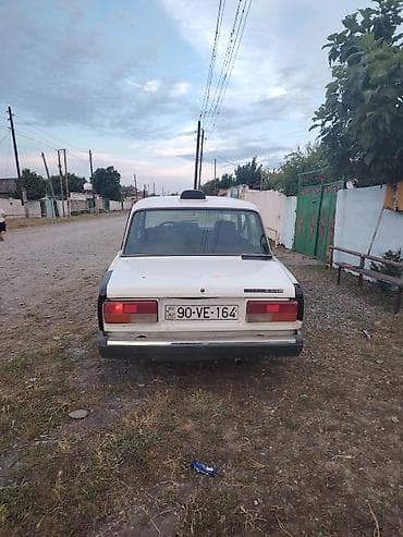 ucuz avto: VAZ 2107, ağ rəng, sedan kuzov. Xüsusiyyətlər: - 4 qapılı, arxa — 1