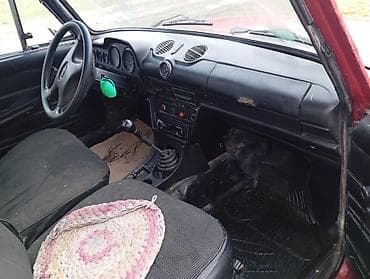 nol 6 sekilleri: VAZ 2106 sedan – qırmızı rəng, 4 qapı, arxaötürücülü. Mexaniki — 2