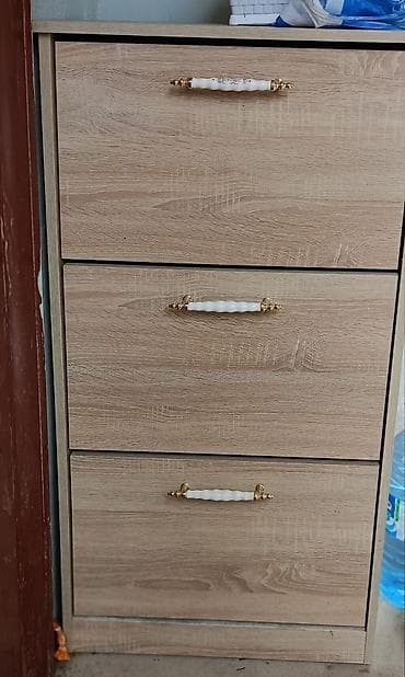 Açılan mexanizmalı 3 bölməli ayaqqabılıq. 12 cüt ayaqqabı tutur. -