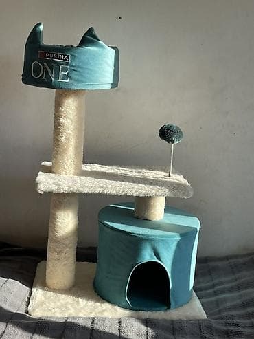Purina ONE brendli pişik oyun və dırnaqqaytaran kompleksi. -