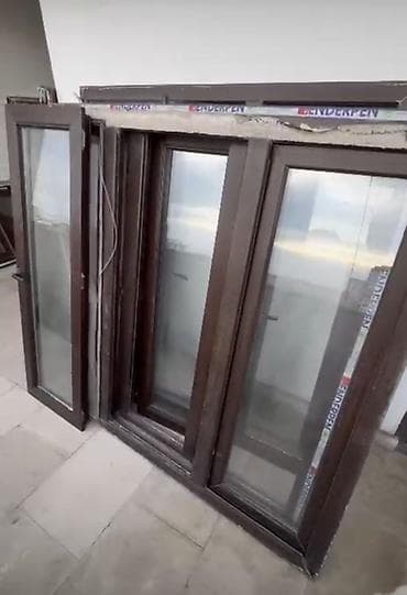 Двери и комплектующие: Б/у Двухкамерное Пластиковое окно, Ширина: 153 см, Длина: 163 см — 2