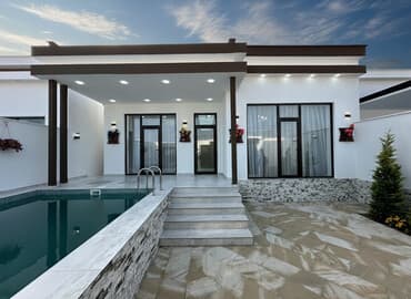 Modern hovuzlu həyət evi - Memarlıq: Minimalist fasad, geniş vitraj