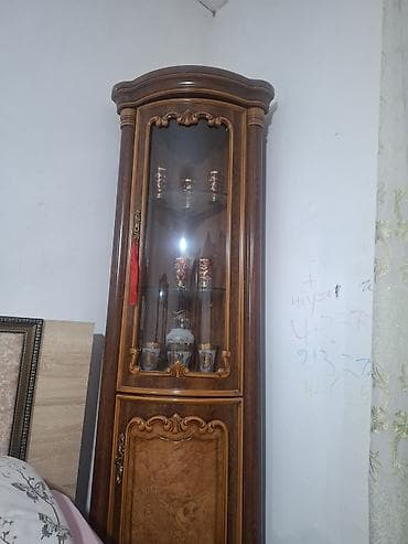 Klassik üslubda vitrinli qonaq otağı dolabı dəsti - Material: təbii