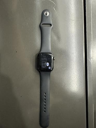 Наручные часы: Apple Watch (qara rəngli silikon kəmərli) - Model: Apple Watch Series — 4