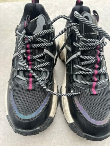 Unisex idman ayaqqabısı - Rəng: qara əsas, boz-ağ bağlar və