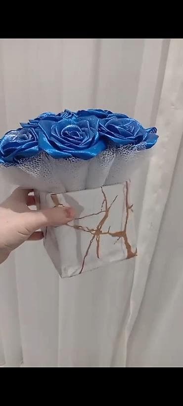 Stolüstü Dekorativ gül kompozisiyası – mavi metalik effektli güllər -