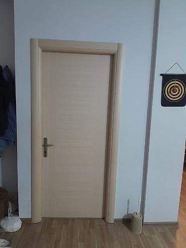 qapi ustu: 4 eded 2.5×90. Açıq şabalıd rəngli daxili qapı – minimalist — 2