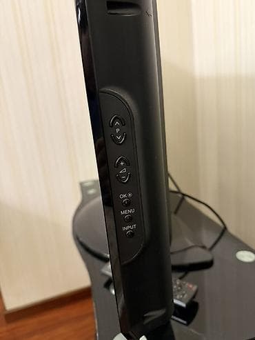 ailə tv: LG LCD/LED televizor, təxminən 37–42” diaqonal ekran. Qara korpus — 3