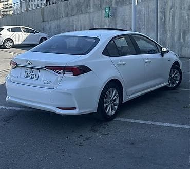 hyundai accent hatchback: Toyota Corolla Hybrid sedan - Rəng: ağ, kuzovda aerodinamik paketli — 3