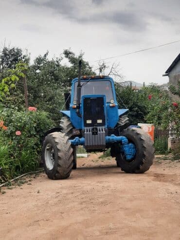 kamaz su masini: Mavi rəngli təkərli kənd təsərrüfatı traktoru. Əsas xüsusiyyətlər: - — 1