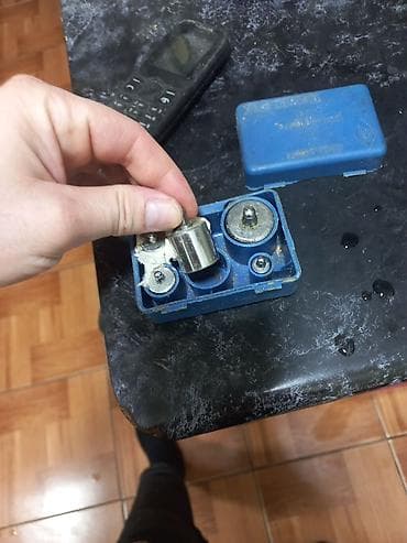 Sendviç panellər: Mexaniki sikkə presi/forma dəsti - Kompakt, mavi plastik qutuda metal — 1