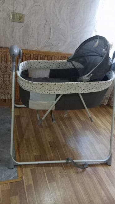 детская кроватка бу: Oğlan və qız üçün, İşlənmiş, Dördbucaq, Beşik, Dəst ilə, Matras ilə, Yellənmə mexanizm ilə — 1