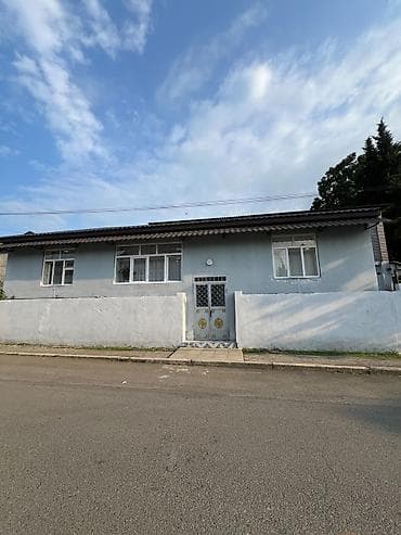 zabrat 1 ev: Şəhər tipli həyət evi Xüsusiyyətlər: - Bir mərtəbəli, hasarlı həyətə — 1