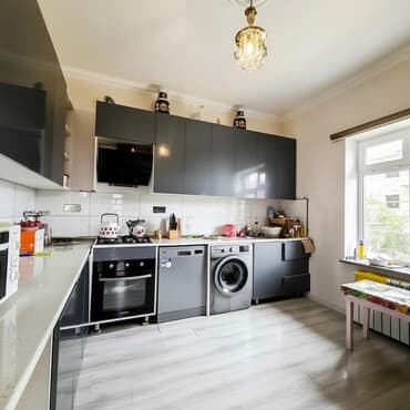 Satılır: həyət evi - Planlaşdırma: geniş zal, ayrı mətbəx, bir