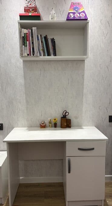 Lixiang: Yazı masası ve kitab refi dest halında 75azn — 1