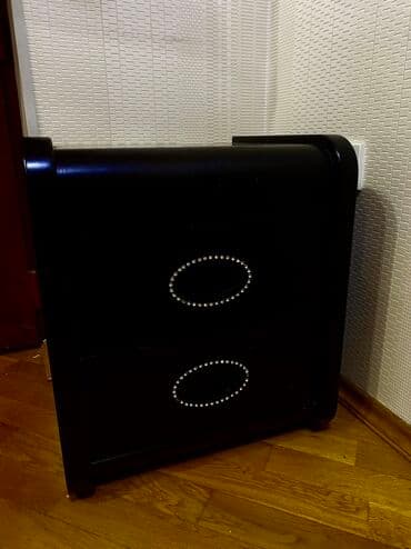 Qara rəngli komod/çeşka stolunun tək tumba variantı. Xüsusiyyətlər: -