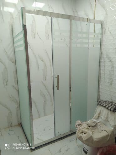 lampa şüşəsi: Şüşə qapılı duş kabinəsi, müasir dizaynı ilə vanna otağına zəriflik — 2