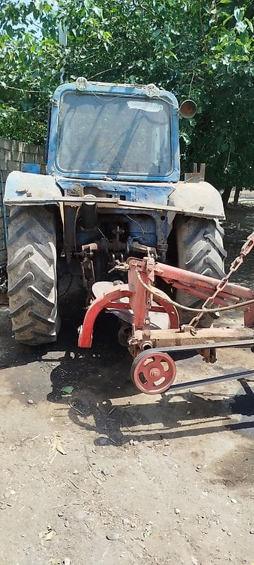lider disk type 0: MTS-80 tipli mavi traktor və arxasında qoşulan diskli otbiçən (4 — 2