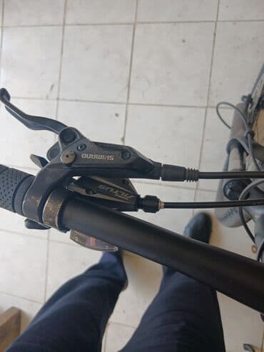 шоссейный велосипед trinx: Qara rəngli, Shimano Altus əyləc dəstəyi olan velosiped. Dəstək rahat — 1