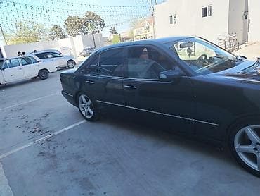 mercedes 190: Mercedes-Benz E-Class: 3.2 l | 2002 il Sedan — 9