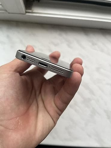 IPhone SE, 32 GB, Space Gray, Barmaq izi — 7