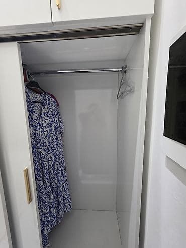 skaf: Ağ rəngli sürgülü qapılı paltar dolabı - Müasir dizayn: parlaq ağ — 1