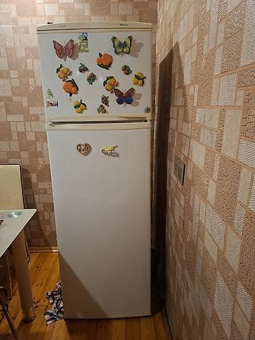 airpods satisi: İkiqapılı soyuducu – üstdə dondurucu, altda əsas kamera. Klassik ağ — 1