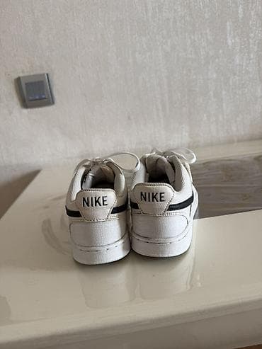 krasovka kişi: Nike ağ rəngli idman ayaqqabısı - Klassik dizayn: ağ dəri üstlük — 4