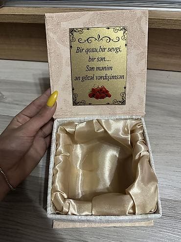 Ətir qabı zərlidir