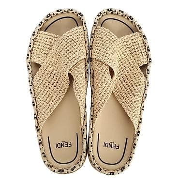 sabolar instagram: Orijinal FENDI Zucca FF Logo Raffia Mules – Ölçü 40
565 dollara alinib — 1