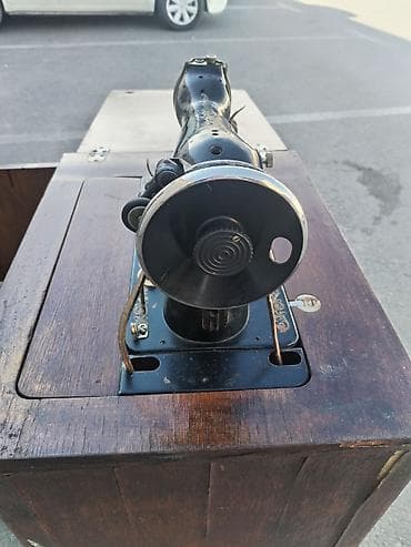 İncəsənət və kolleksiyalar: Mexaniki tikiş maşını və inteqrə olunmuş taxta stol - Klassik, ayaq — 8