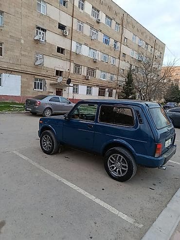 niva satisi: LADA Niva 4x4, mavi rəng, 3 qapılı off-road kuzov. Güclü tam ötürücülü — 7