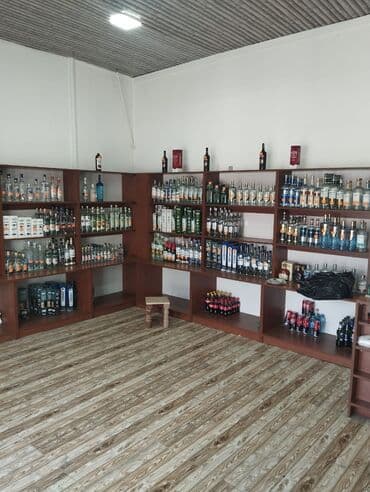 dərzi masası: Bu dəstə şüşə rəfləri və saxlama bölmələri olan geniş rəflər, həmçinin — 6
